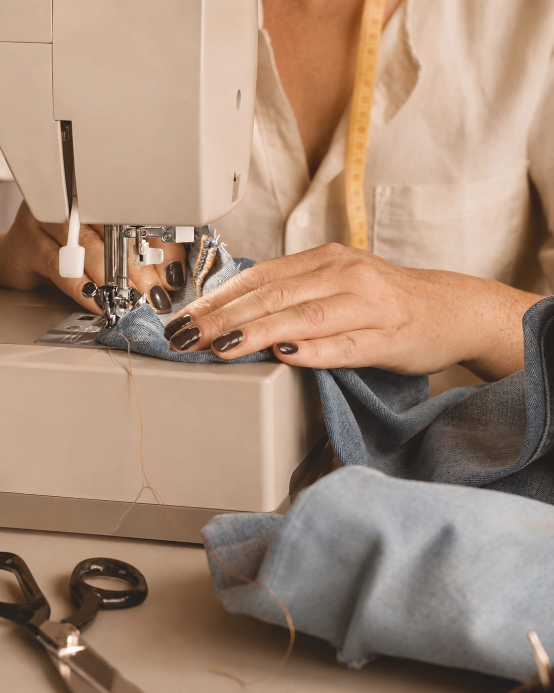 Costura de peça em jeans na máquina